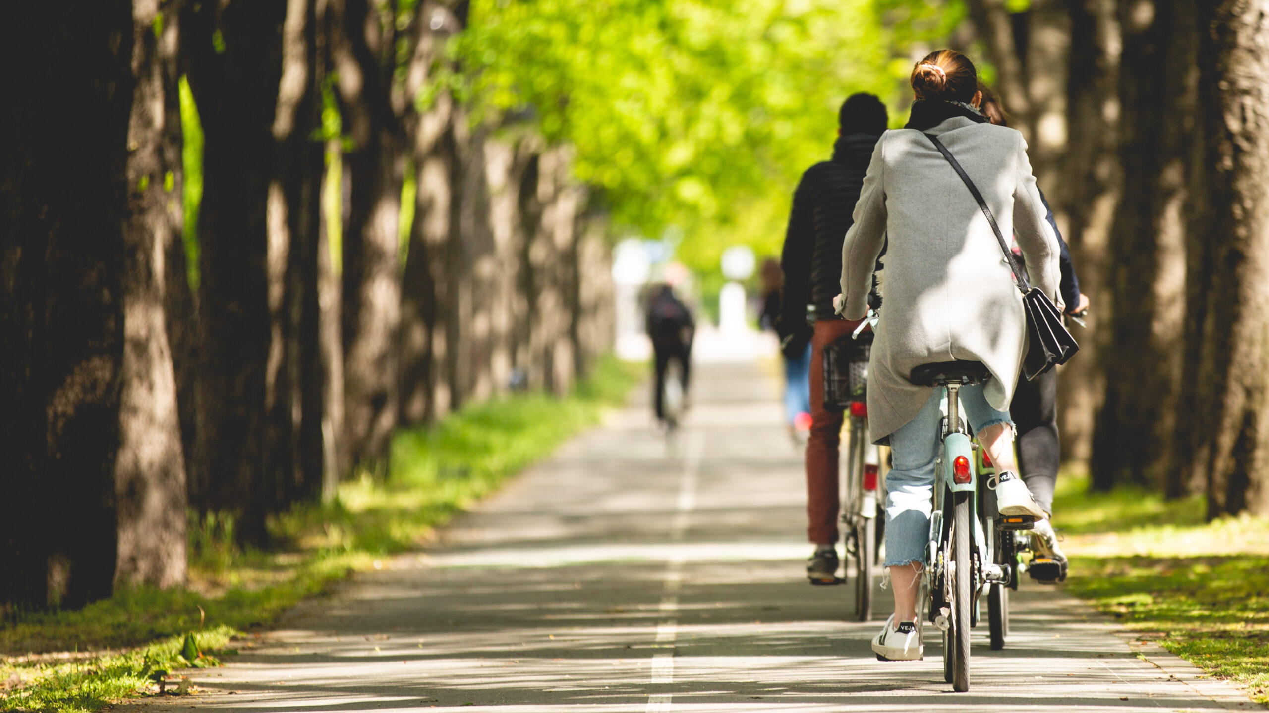 Cycliste sur une piste cyclable et une personne en train de fair